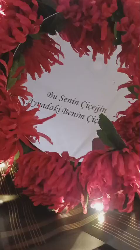 LED Işıklı Kırmızı Karanfil Çiçekli Ayna – Romantik Sevgiliye Özel Hediye